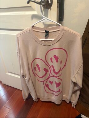 Willd Fable light pink Crewneck Sweatshirt with Hot Pink Smiley Graphic
